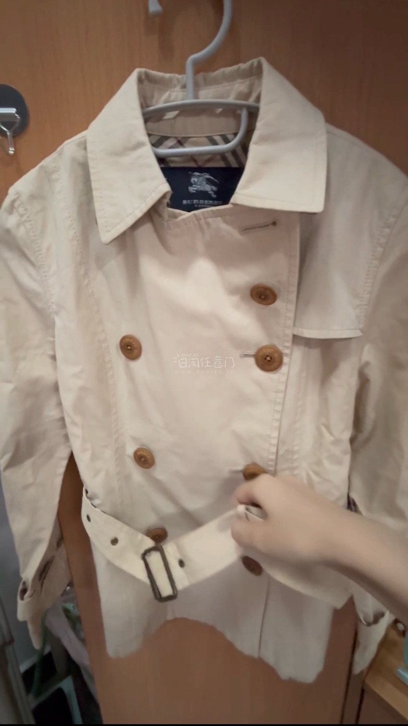 在挖煤姬一次性入手了这几件宝藏单品，每一件都超满意！

Burberry London风衣质感绝了，经典格纹内衬超有范儿。TODS的皮革托特包选了暗绿配棕，高级配色男女都能背，皮质柔软容量还大，实用度满分。无袖蕾丝长裙是温柔的米白色，细腻蕾丝勾勒出优雅轮廓，38码合...