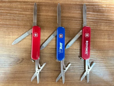 瑞士军刀，wenger威戈65mm执行官，总共三把，从左至右：
1.红色正常贴片，成色很好，配件齐全，工具新，贴片极轻微痕迹，整体9.5新；
2.蓝色广告贴片，工具成色新，配件齐全，贴片轻微痕迹，颜色漂亮，整体9新；
3.红色广告贴片，工具功能正常，配件齐全，主刀有...