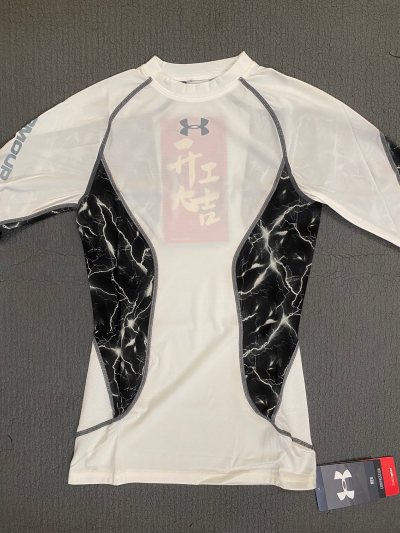 这次买到了10多年前的老款安德玛紧身衣，一是型号为MCM6711的白黑短袖，另一是型号为MCM4108的雷电纹长袖，又稳稳地送到手上！利用好挖煤机姬不同时期的促销优惠券，可以实现手续费/运费大减免，体验越来越棒了??