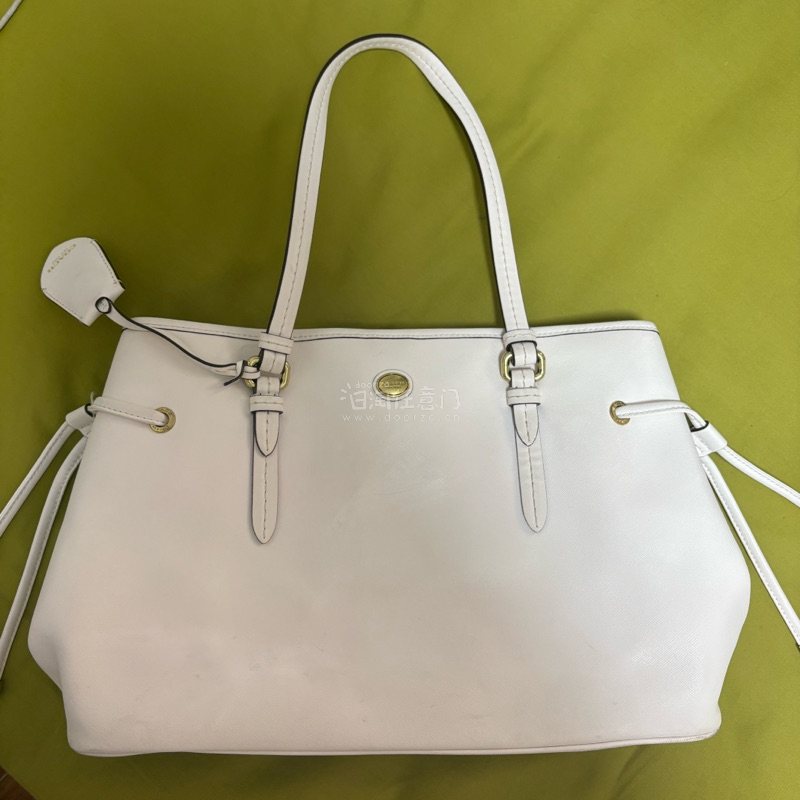 在挖煤姬入的这只白色蔻驰托特包真的超出预期！商品页成色标注巨细致，包面、五金的状态写得明明白白，到手和描述完全一致——奶白色皮质干净无瑕疵，五金亮得像新的，连内衬都清爽没异味。

物流选了海航，裹裹了三层气泡膜，拆开时包包连点压痕都没有。平台自带翻译功能，日文详情秒...