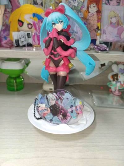 好久没写购物体验了！现在把25年的翻出来写，好多都没有写……miku的那个景品底部那个盘子完全可以拿去做谷美，那个地雷miku挂件就这样很配。p2是露比的一番赏，比想象的大，p3是腿音，我喜欢这种猎奇向的 