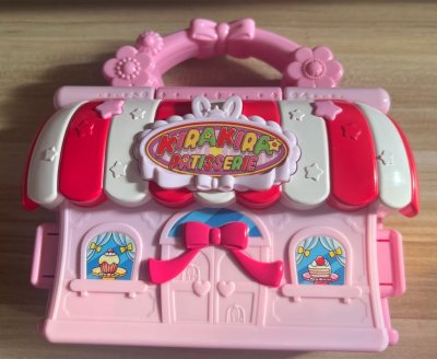 终于淘到了光之美少女食尚甜心游戏机，可以开甜品店。内容很好玩，国内没有什么人出这款。挖煤姬淘到了心爱的机子，大爱