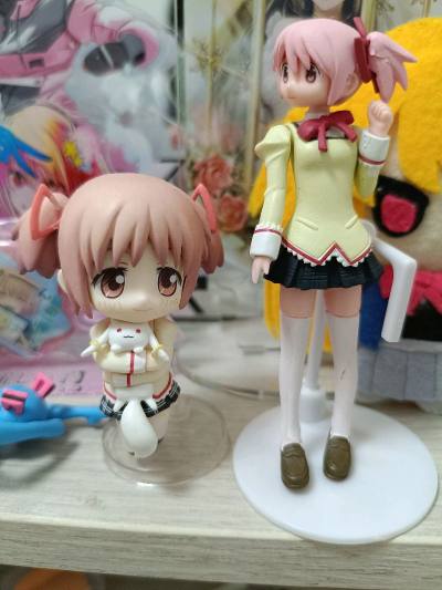 4月的时候居然到了这么多，主要是一些杂物，吧唧和小摆件混合着一起发，p1是两只超级萌的校服圆合影，p2是24年年底？还是25年年初买的圆角吧唧疑似飞升……p3是露比的泡泡机吧唧稳定价格 