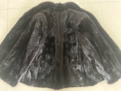 这件貂皮质感绝了！冷黑色在光下泛着细腻波纹，微阔版型慵懒又显贵。搭配连衣裙瞬间提升整体质感，朋友都说像专柜五位数品质。包装精致物流快，本次购物超满意！