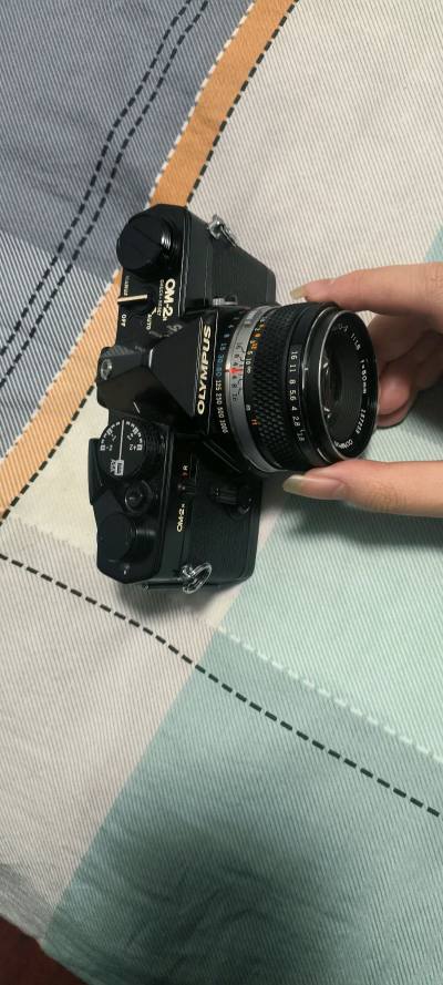 奥林巴斯OM2n经典胶片单反金属机身扎实耐造、轻便易携TTL自动测光精准稳定出片质感复古有韵味颜值与实用性兼具妥妥胶片玩家心仪机型挖煤姬海淘体验超赞，品相标注透明无踩雷，打包细致防损，物流全程可追无隐费，省心高效入手心仪相机，靠谱不踩坑