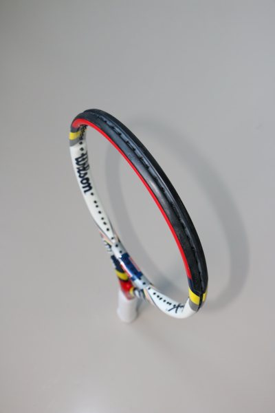 必入！Wilson Pro Staff 97L实测分享最近入手了Wilson Pro Staff 97L，手感超好，挥拍轻盈，非常适合我这样的业余选手。拍框稳定，控球精准，击球时回馈感非常舒适。对手臂的负担也不大，打久了也不酸。推荐想提升控球的朋友试试，真的能让击球更稳，适合初中级水平的爱好者。