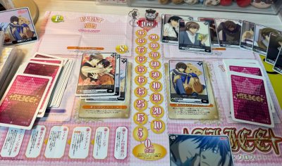 原本是觉得这套古早卡牌如果收不全就不吃了 结果根本不嫌麻烦的辗转了三四个人手上收了七八十张吧 笑不活了
bc最喜欢的柄没有之一 杯垫就是纸制品中的皇帝！太好看了太喜欢了 就这样美美拍照打卡推活