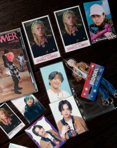 这次是冬日好物分享~买了一些喜欢的小卡陪我过冬?都是一些喜欢的artist的卡~感谢挖煤姬又一次给我带来这么好的体验，客服在期间都很认真地回答问题，并且收到的时候箱子崭新、四角尖尖，真的是让人感到心情舒畅~有了这次收到的冬日好物，冬天就可以美美度过啦~再次感谢挖煤姬...