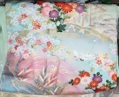 在挖煤姬平台入手了这款正绢和服，真的被惊
艳到了!面料是传统正绢，手感细腻柔滑，光
泽温润优雅，每一处细节都透着日式匠人的用心。刺绣纹样精致古典，色彩过渡自然，和风韵味十足。

物流比预想中快很多，包装非常仔细，没有任何破损或污渍。尺码合身，上身效果超有气质