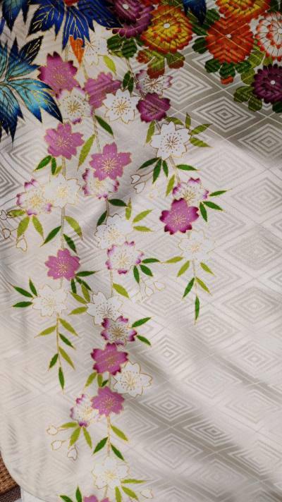 在挖煤姬平台入手了这款正绢和服，真的被惊
艳到了!面料是传统正绢，手感细腻柔滑，光
泽温润优雅，每一处细节都透着日式匠人的用心。刺绣纹样精致古典，色彩过渡自然，和风韵味十足。

物流比预想中快很多，包装非常仔细，没有任何破损或污渍。尺码合身，上身效果超有气质