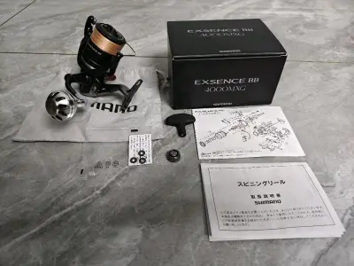 禧玛诺 exsence4000MXG 的瞬间太惊喜！磨砂黑机身搭配银色 LOGO 质感拉满，金属握把温润趁手，上手重量适中不压腕。纺车轮转动丝滑无卡顿，MXG 高速比设计收线利落，泄力调节旋钮阻尼均匀，细节处的密封处理肉眼可见扎实。作为二手款成色超预期，几乎无划痕磨...