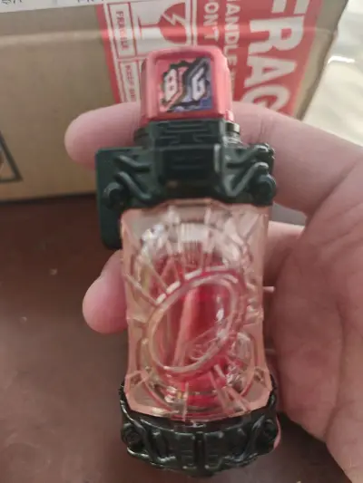 假面骑士build超全集瓶子，国内价格基本在300左右，市场价还要更高，这次海淘和加把劲骑士瓶两个一起266拿下（单瓶就200多），成色完美，竹蜻蜓运费也少了好多到货还快。总算是有了一次很不错的海淘。