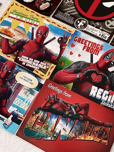 又是切到了好价！死侍这个明信片非常少见又貌美，刷到马上就切了。蜘蛛侠的亚克力也是挺好价的，亚克力脑袋和明信片脑袋狂喜，走的是ems，挖煤姬塞了很多缓冲泡沫在纸箱里