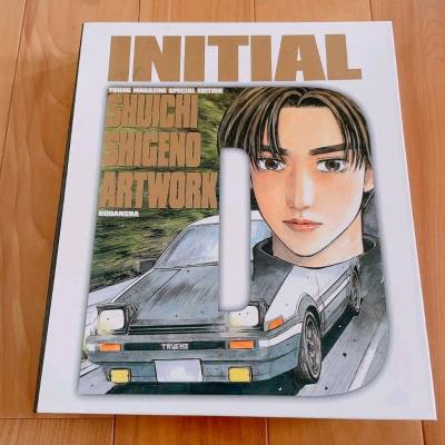 终于蹲到这套神仙原画集！从任意门下单的《INITIAL 頭文字D 重野秀一 ARTWORK》限定版，漂洋过海到手也太香了✨
 
封面直接戳中情怀——拓海的侧脸+经典AE86 Trueno，烫金字体搭配大幅原画，开本尺寸超有质感，是讲谈社发行的YOUNG MAGAZI...