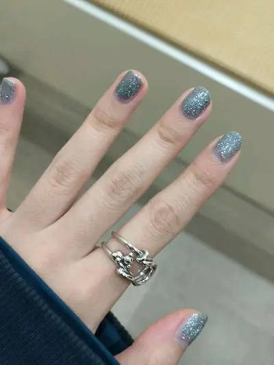 戒指包装的超级好，至少包了四五层了。卖家包装的超级超级用心。成色和描述的也一样，很真实。下单后切的很快。物流也很快，基本十几天就到了，体验感很好。超级可爱的戒指，很喜欢。