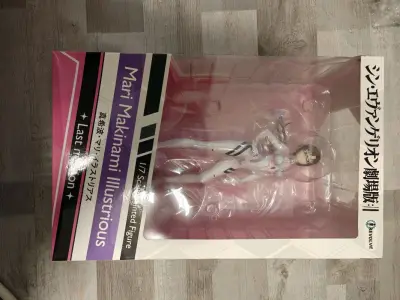 不愧是热门款EVA手办，海淘回来完全没让人失望！商品状态极佳，全新未拆封，包装完好无褶皱。手办比例精准，人物神态刻画生动，眼神灵动有神。可动性出色，能轻松实现多角度展示，搭配附带的场景配件，氛围感直接拉满。