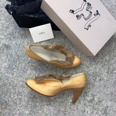 这次淘到了超美丽的秋冬单鞋，质感超好，希望还能淘到一双，鞋子还带了原盒和卡片，保存的都非常好，很好的一次购物体验，期待下一次开箱～