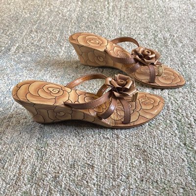 这次淘到了很美的东南亚凉鞋，虽然鞋面有些小瑕疵，但总的来说成色不错，希望淘到更多这样的坡跟凉鞋，快递打包依旧很好，希望原包装不要拆的太彻底。