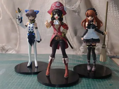 十一月第五单到货了，这一次是三组手办，第一组的凉宫春日的三个小手办很精致，包装也挺用心；第二组这一堆手办卖家包装就比较捡漏了，用个塑料袋裸寄，运损很严重，全是蹭色和断件，修了半天大概都修复了；第三组fate这几个手办应该是全新的，基本都没拆带，就是有一个弓箭运损断了...