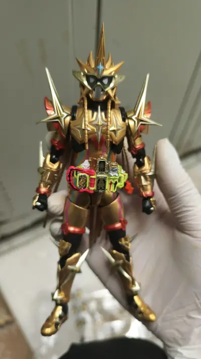 等了超久的手办终于到了！材质细腻有质感，摸起来不廉价，色彩饱和度刚好，和官图几乎无差。关节处处理得很顺滑，还能轻微调整姿势，配件也齐全。物流快包装也用心，摆在桌面每天看都心情好，太满意了