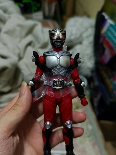 等了超久的手办终于到了！材质细腻有质感，摸起来不廉价，色彩饱和度刚好，和官图几乎无差。关节处处理得很顺滑，还能轻微调整姿势，配件也齐全。物流快包装也用心，摆在桌面每天看都心情好，太满意了