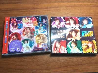 吃了拍立得和CD！因为最近馋初回盘CD里的小册子，所以一直在煤炉上蹲好价……可算让我拿下了…！说到物流，即使卖家只给我包了一层泡沫纸，CD在运输过程中也没有损坏，可以看出物流很温柔了。还有就是第一次买拍立得，我宝宝的盛世美颜good for my eyes。