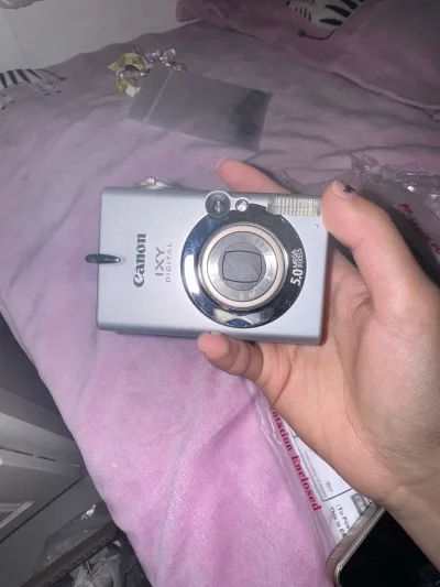 日淘的这台佳能ixy500，因为第一次淘ccd，很害怕淘到手的是开不了的机子，但到手的时候几乎全新，真的很喜欢，功能也都正常！拍照冷白皮！！！