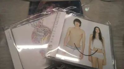 说来惭愧，作为RADWIMPS的老粉，直到这次在挖煤姬上淘回四张CD，才真正补上了这份迟来的仪式感。

在挖煤姬上浏览时，那种“挖宝”的感觉很奇妙。几张心心念念的专辑，连同早期一些难得的单曲，竟被我一并寻得。日淘的便捷远超想象，从下单到包裹到手，过程顺畅得让人惊喜。...