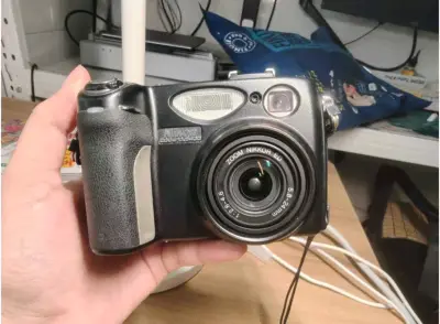 海淘第二单的尼康Coolpix 5000和5400相机到货啦！复古银黑机身质感超好，虽然是老型号但出片色彩浓郁、锐度在线，实拍的户外照片细节清晰，性价比拉满，推荐胶片感爱好者入手！