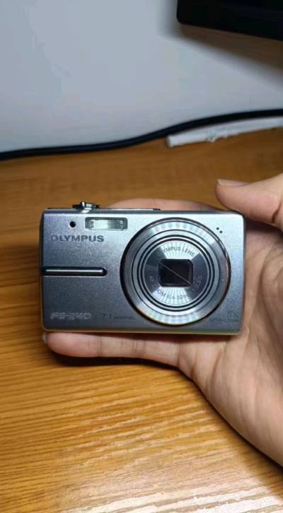 又是完美的一单，成色非常好，外观看上去非常新。运回来一点损伤都没有，已经美美的用上了。奥林巴斯拍照真的非常复古，色彩非常浓郁！爱上了?