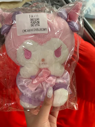 一直想买这一款限定库洛米娃，对比了多个平台后，最终选择了挖煤姬，没想到体验直接超出预期！
平台的商品页面做得特别贴心，娃娃的尺寸、面料材质都标注得清晰详细，实拍图和细节图完全没有滤镜，让我能精准判断是否符合期待。下单流程很顺畅，支付方式多样，汇率实时更新，价格透明无...