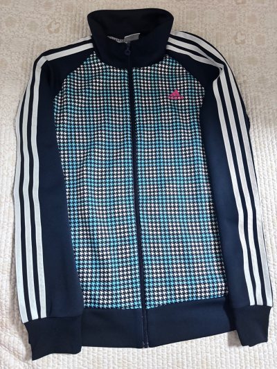 この中古衣料品を購入して非常に満足しています！実物の状態は写真で見た通り、汚れや破れもなく、驚くほど綺麗です。素材の質感も記載通りで、肌触りが柔らかく着心地が良いです。サイズもぴったりで、日常着として頻繁に着用したいと思います。発送も速く、包装も丁寧で商品が安全に届...