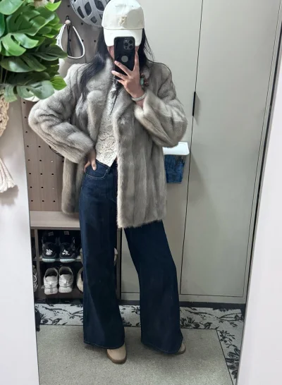 不得不说挖煤姬的功能便捷，售后服务都在线
第一次淘中古貂一下选了3件
每件都没有翻车。款式，皮板和成色都很好
尤其是这件黑色的逆毛 柔软如水
爱了爱了