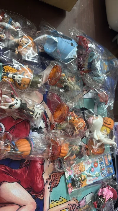 wcf世界收藏万圣节太棒了，整套的配色一绝，橙色的底座彰显南瓜节日气氛，很开心在挖煤姬上买到了。还购入了佩罗娜系列挂件，开心