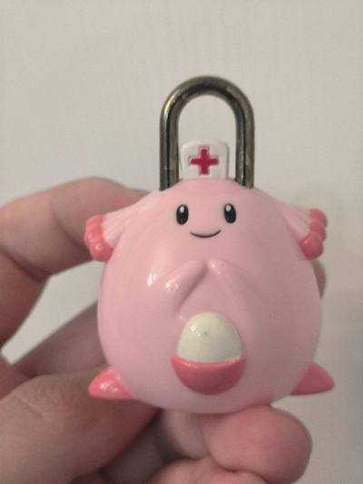 在挖煤姬捡漏买到的粉色宝可梦，种草好几个月了一直收不到，这次运气很好便宜收到，造型非常生动。挖煤姬是一个日淘软件，每个月有很多的活动，发货的时候可以用来抵扣运费，打包的非常好，包装牢固垫了很多泡沫塑料。