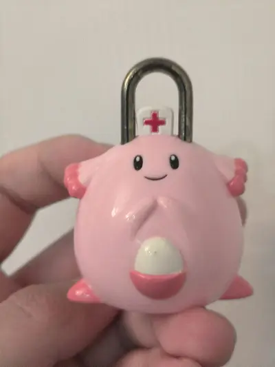 在挖煤姬捡漏买到的粉色宝可梦，种草好几个月了一直收不到，这次运气很好便宜收到，造型非常生动。挖煤姬是一个日淘软件，每个月有很多的活动，发货的时候可以用来抵扣运费，打包的非常好，包装牢固垫了很多泡沫塑料。