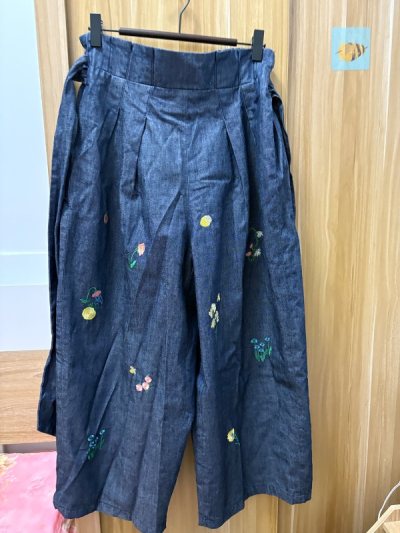 挖煤姬买的牛仔裤终于到了，非常貌美，物流方面，我选择的可ems，半个月就收到了，包裹包装得特别严实，里面填充了好多气泡膜，衣服没有褶皱变形。而且平台有合单服务，还有90天免费仓储期，超贴心。