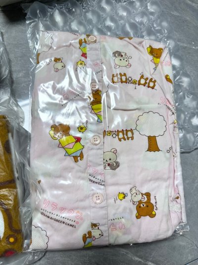 买到了很可爱的轻松熊睡衣套装还有毯子，还有一些可爱的餐具周边，挖煤姬打包的很好，会继续使用挖煤姬购物的O_o