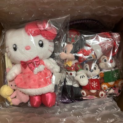 收到可爱的玩具啦～感觉都很可爱呢！！！kitty跟美乐蒂都可爱 还有丑鱼也是很喜欢！！！樱花妹保存的很好！！还有甜品卡 都很喜欢！！！