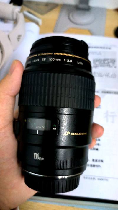 这次购买的是佳能ef100f2.8大光圈镜头，也被称为佳能百威，对于这支镜头的评价，成像确实很好 大光圈在夜间照片依旧很强，美中不足的是我感觉对焦能力比较弱