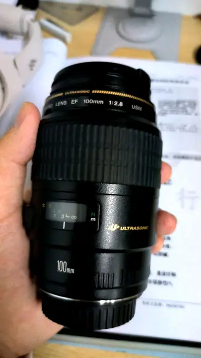 这次购买的是佳能ef100f2.8大光圈镜头，也被称为佳能百威，对于这支镜头的评价，成像确实很好 大光圈在夜间照片依旧很强，美中不足的是我感觉对焦能力比较弱