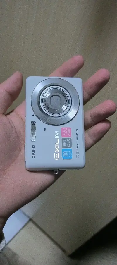 这次一口气合单了10个包裹，重量达到了惊人的19.75千克，包裹的还是很严实的，里面的日本双反胶卷相机造型奇特，比较有意思