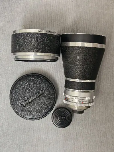 福伦达200mm镜头，DKL卡口，银色镜身配合黑色饰皮，很漂亮。这个镜头淘到宝了，镜片干净通透无霉无雾无划，还有遮光罩和镜头盖都是罕见配件。非常满意
