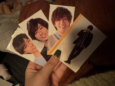 第三次在挖煤姬买 Snow Man 的烧普了，这次入的是阿部亮平的几百张！真的被质感惊艳到！画质高清到能看清发丝细节，哑光材质摸起来很舒服，yhm保存的非常好。下单后三天就代购成功，入库打包超迅速，收到时每个烧普都套了独立自封袋，外面还有硬纸板防压，一点折痕都没有。...