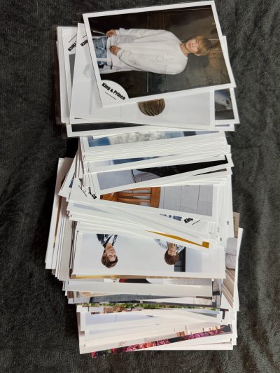 谁懂啊！在任意门挖到了 Snow Man 超冷门的烧普，真的哭死！本来以为早就断货了，结果在平台煤炉渠道搜到，价格比海鲜市场合理太多，没有被炒价。收到实物真的惊到，画质比官图还清晰，肤色还原度超高，完全没有偏色或印刷颗粒感，纸质是厚实的相纸，摸起来挺括不软塌。打包太...