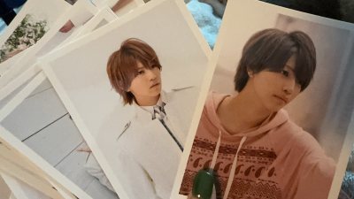 作为重度收藏控，必须夸夸任意门切的 Snow Man 立牌和衣架。立牌是加厚 PVC 材质，底座很稳不会倒，图案还原度超高，成员的表情细节都清晰可见，摆在书桌前每天看都心情变好。镭射卡真的美到犯规，不同角度能看到不一样的光影效果，像自带互动感，拍照发朋友圈被好多同好...