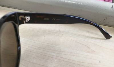 MCM作为时尚界颇具知名度的品牌，旗下墨镜一直备受时尚人士的关注。此次，我将为大家分享一则关于MCM墨镜的购物评价。当我第一次拿到这款墨镜时，它精致的外观设计便深深吸引了我。镜框线条流畅，细节之处彰显着品牌的高品质工艺。戴上之后，不仅能有效阻挡阳光的刺眼光线，还为整...