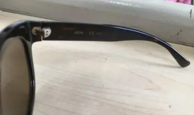 MCM作为时尚界颇具知名度的品牌，旗下墨镜一直备受时尚人士的关注。此次，我将为大家分享一则关于MCM墨镜的购物评价。当我第一次拿到这款墨镜时，它精致的外观设计便深深吸引了我。镜框线条流畅，细节之处彰显着品牌的高品质工艺。戴上之后，不仅能有效阻挡阳光的刺眼光线，还为整...