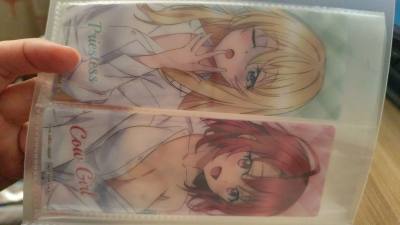 这次在挖煤姬淘的五张动漫书签终于到手了，每一张都美到心坎里！

包装依旧满分，硬纸板加固让书签完好无损。五张都是同一主题。最喜欢的是那张透明底色的，夹在书里仿佛角色真的漫步于字里行间。

算上国际运费，均摊下来每张也就一杯奶茶钱，能一次集齐五个心仪角色实在太划算了。...