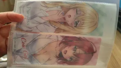 这次在挖煤姬淘的五张动漫书签终于到手了，每一张都美到心坎里！

包装依旧满分，硬纸板加固让书签完好无损。五张都是同一主题。最喜欢的是那张透明底色的，夹在书里仿佛角色真的漫步于字里行间。

算上国际运费，均摊下来每张也就一杯奶茶钱，能一次集齐五个心仪角色实在太划算了。...